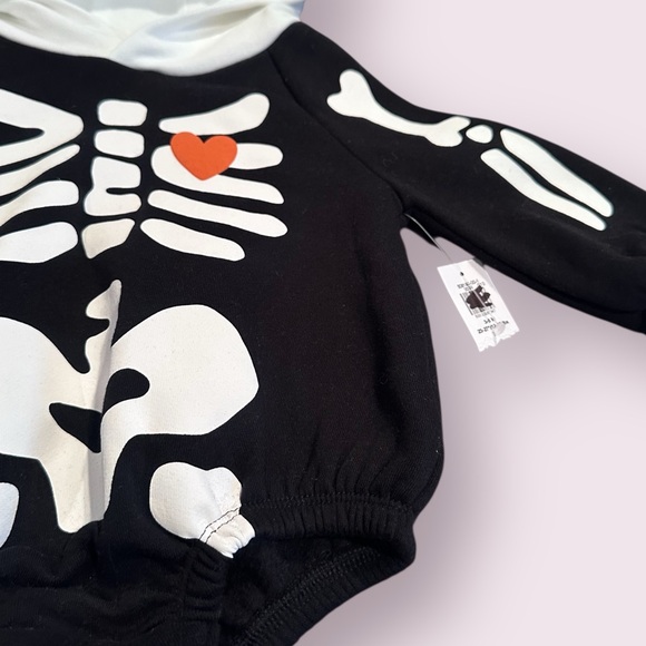 NWT Old Navy Baby Skeleton Halloween Onesie with Hood Size 3-6 Months - Picture 3 of 7